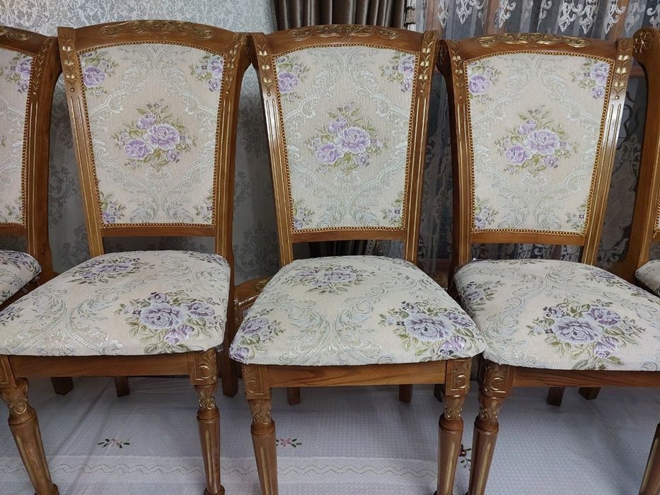 Стол и стулья хорошего качества из плотного дерева