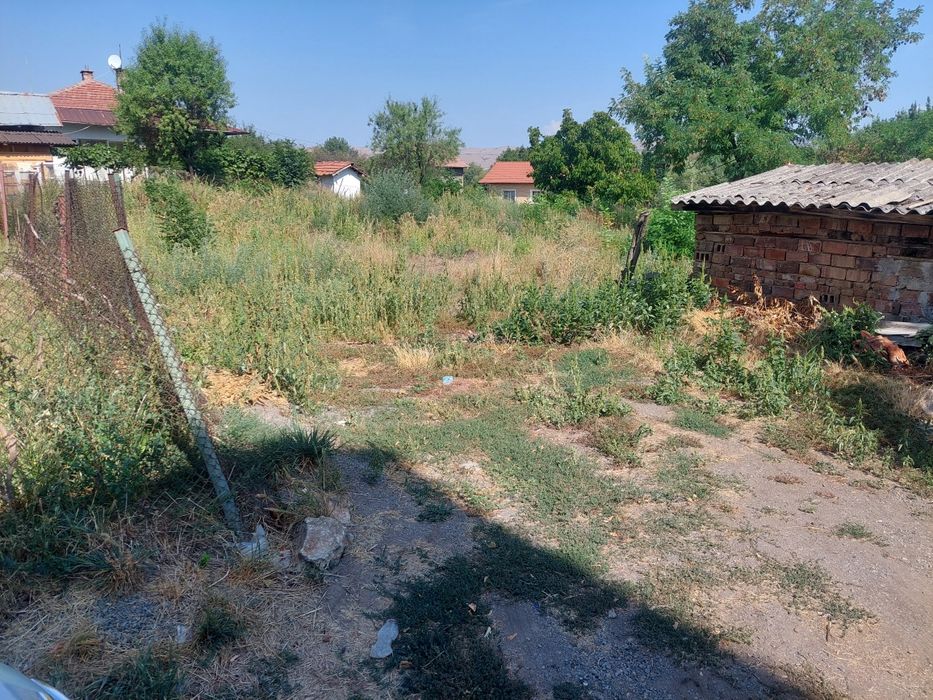 Продава парцел в Центъра на с.Петърч