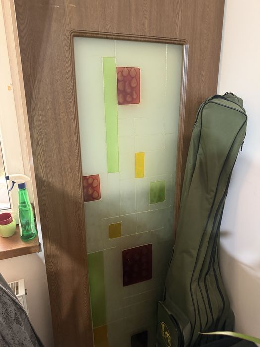 Usa glisanta din lemn cu vitraliu