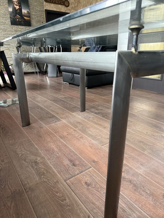 Трапезна маса с  плот стъкло с алуминиеви  крака