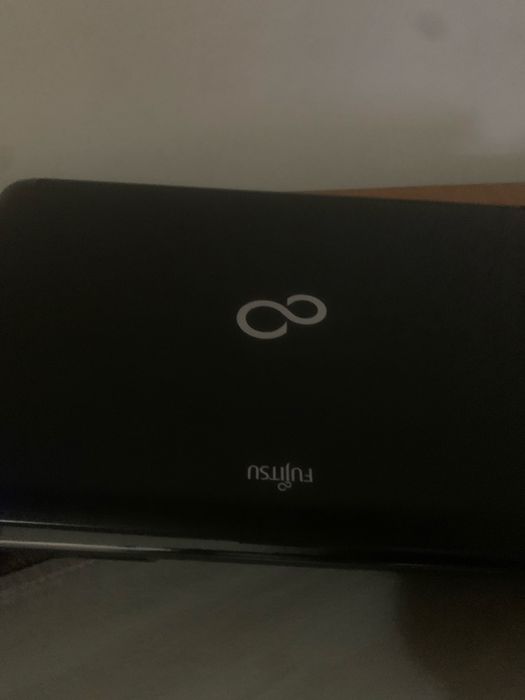 Vînd leptop Fujitsu