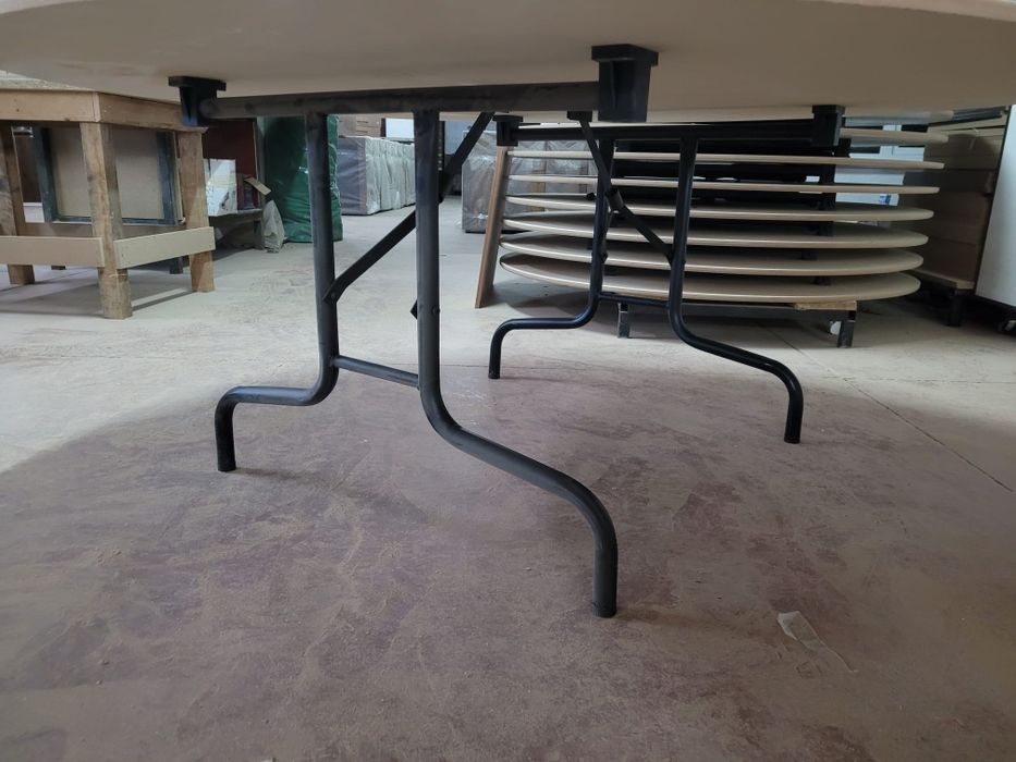 Vand mese, scaune chiavari, pernute