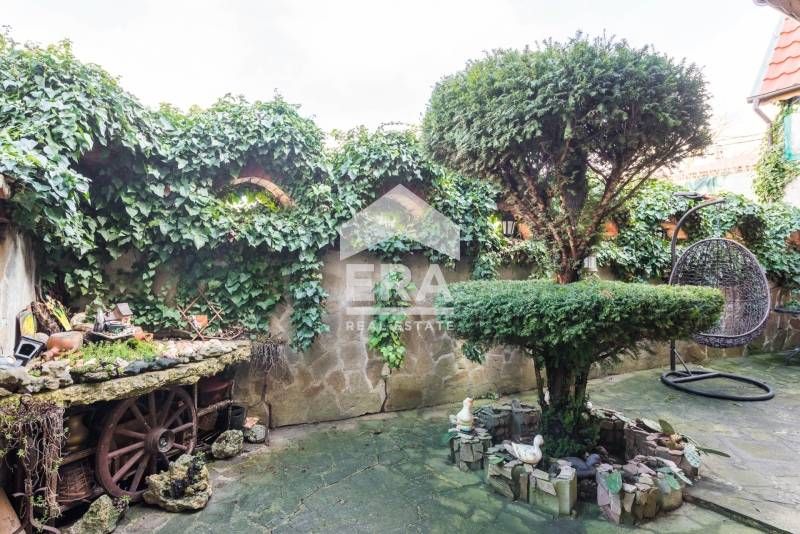 Ексклузивна, двуетажна, обзаведена къща за продажба, с работещ магазин