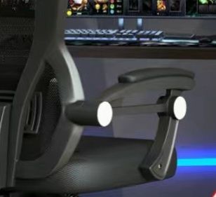 Компьютерное кресло черно-белое