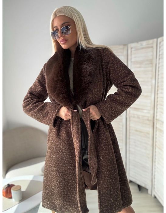 Дълго тъмно кафяво палто