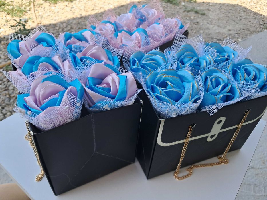 Cadou, geantă cu trandafiri din satin