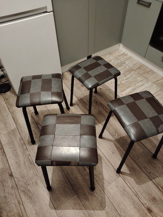 Стол со стульями