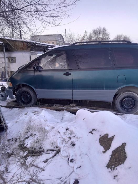 Машина Toyota Previa