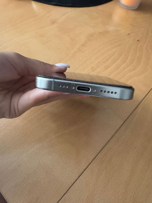 Продавам iPhone 15 Pro