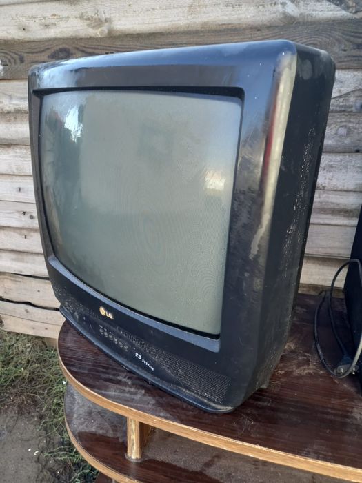 Телевизор LG 2 продам