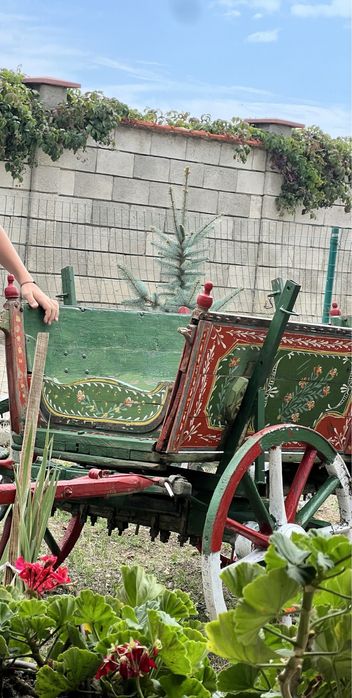 Ръчно рисувана декоративна каручка – автентичен акцент за дома!