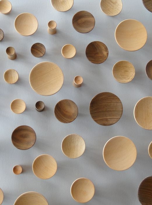 Дървени закачалки за стена или стенен панел.