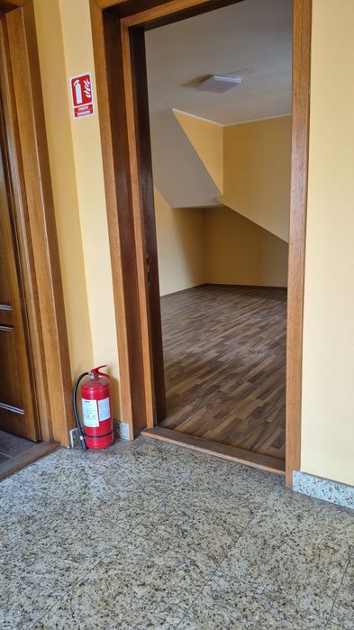 Inchiriez spatiu 3 camere