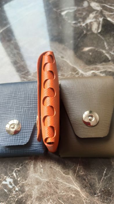 Продается брелок,и визитницы .