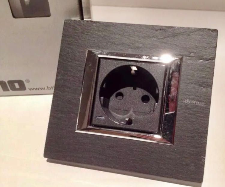 Priza Bticino Axolute culoare gri din piatra