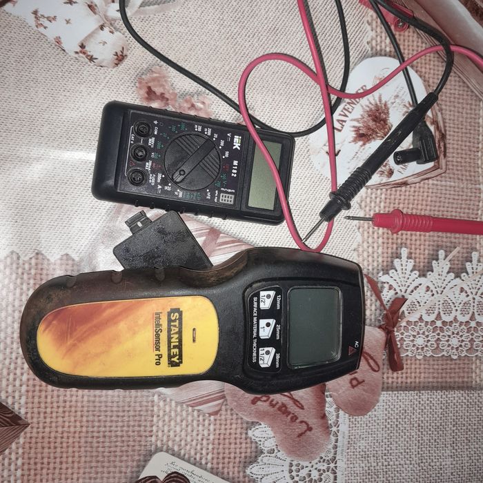 Detector Stanley și multimetru digital