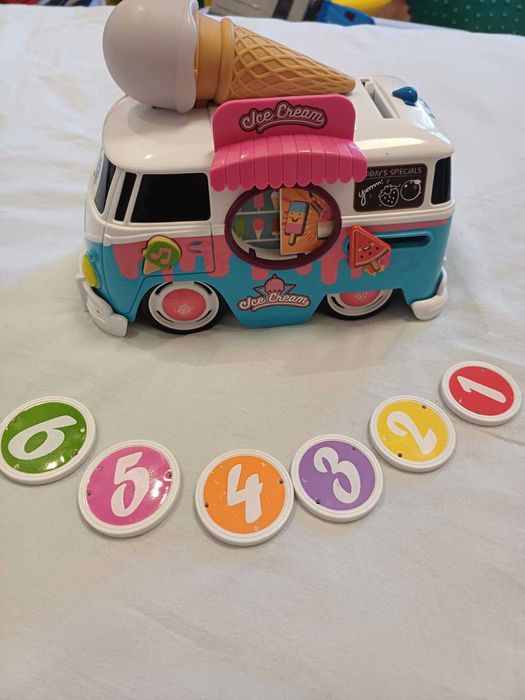 Бус за сладолед с три езика