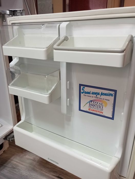 Продавам фризер за вграждане Bompani