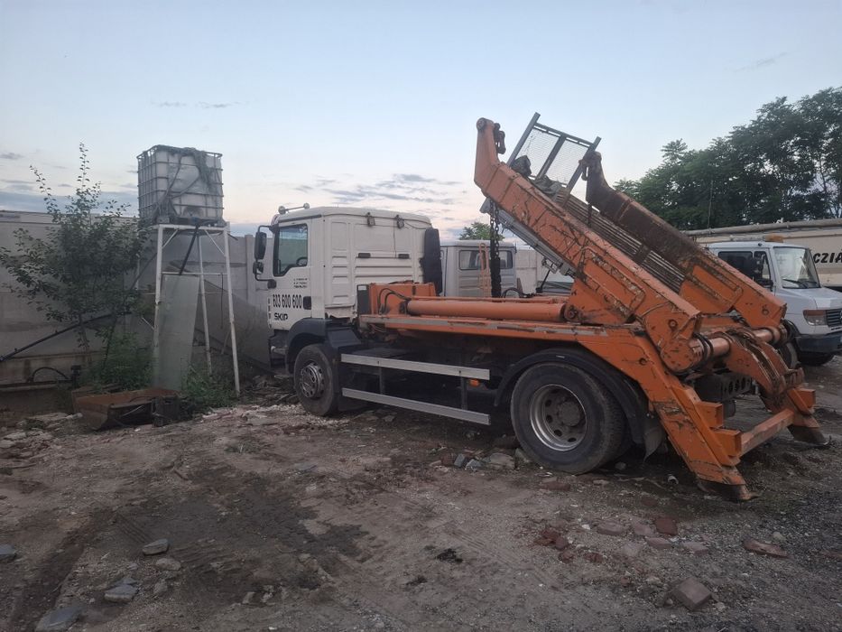 Man 18,250 abrollkipper cu lanțuri pentru containiera container moluz moloz skip  18 tone recent adus