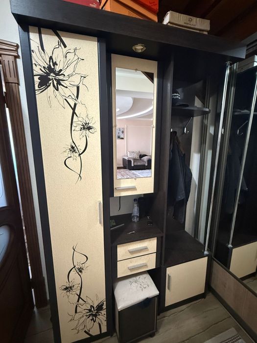 Шкаф в прихожую с зеркалом