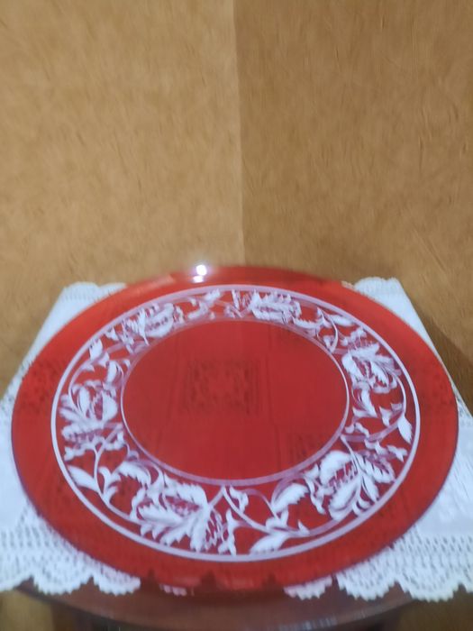 Большое ярко-рубиновое блюдо,  с узором в стиле Альпона, стекло с белы