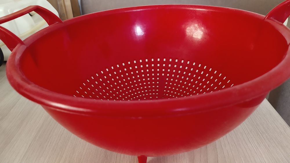 Удобная, глубокая посуда .