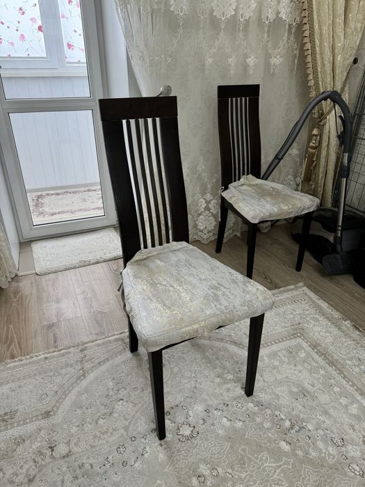 Продам стол со стульями (4шт)