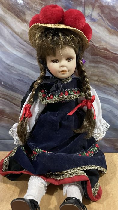 Vând papușă din porțelan