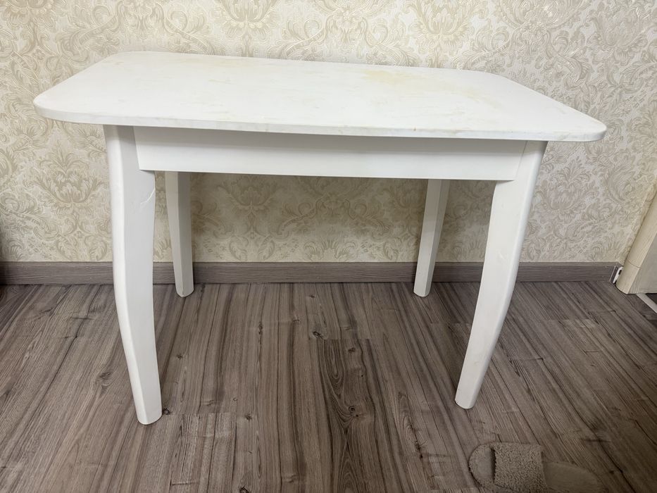 Стол обеденный в белом цвете