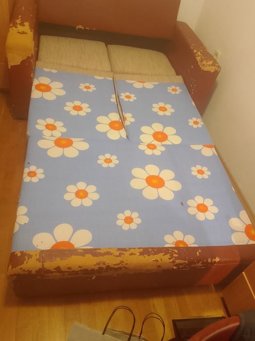 Подарявам сгъваем диван