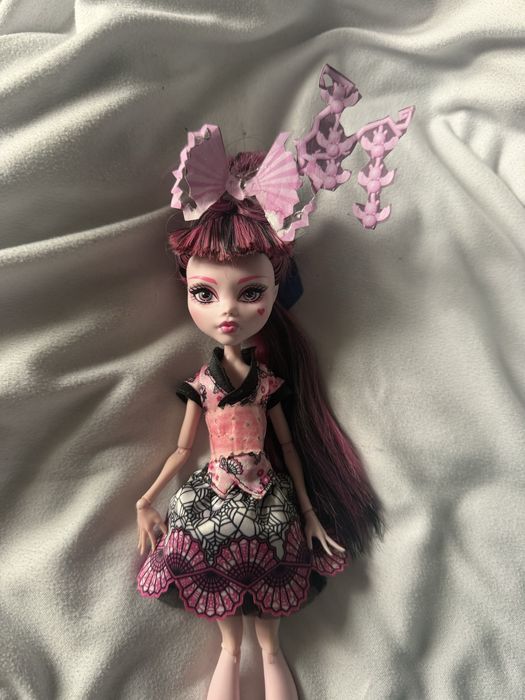 Vand papusa monster high draculaura monster exchange CITITI DESCRIEREA