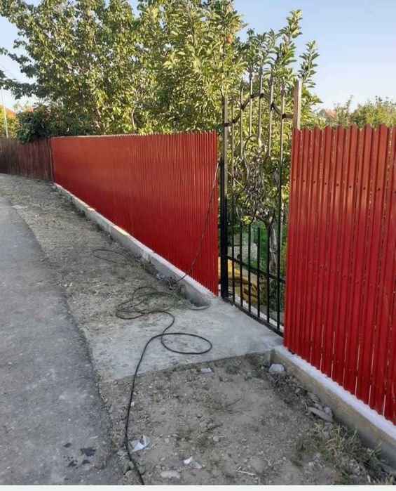 Porți și garduri metalice de diferite dimensiuni și modele, realizate din tablă, panouri tip jaluzeri.