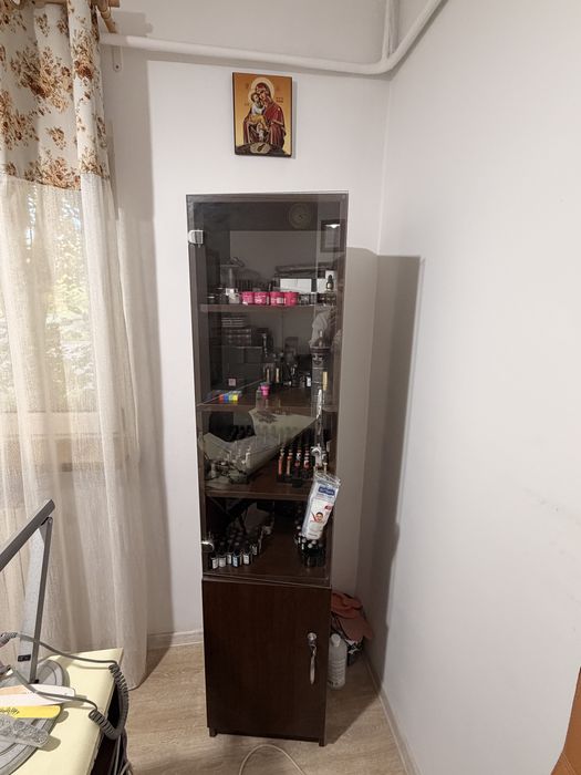 Dulap cu sticla, birou ei scaun ergonomic