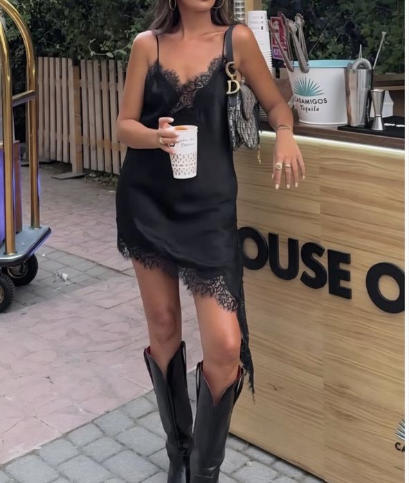 Сатенена рокля с дантела