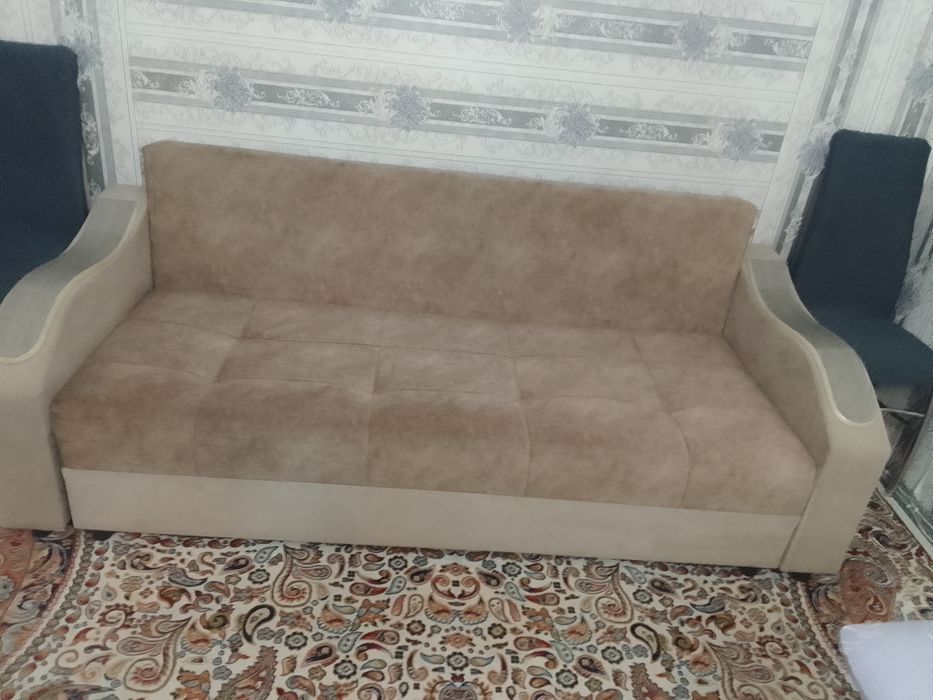 Тахта в отлчном состоянии почти новая пользв мало вообще