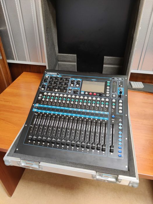 Allen & Heath Qu-16 цифров смесителен пулт с твърд кейс