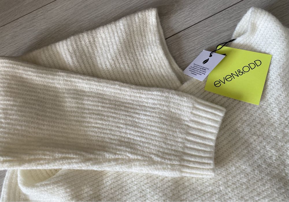 Дамски бял пуловер