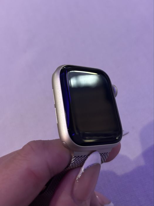 Продавам Apple Watch SE