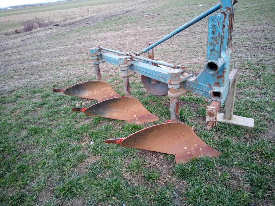 Vând plug aproape nou 3+1