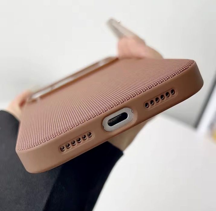 2 бр. кейса за iPhone 17 Pro с MagSafe – син и черен, чисто нови – 6€ / бр.