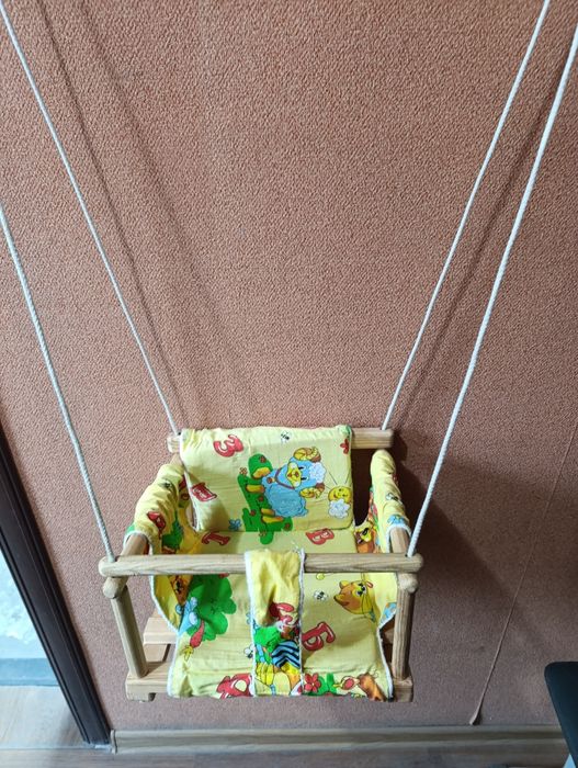 Качеля детская деревянная.