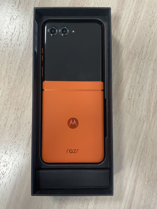 Motorola Razr 50 ca nou