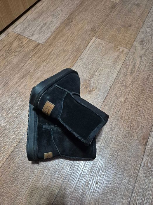 Продам уги для девочки