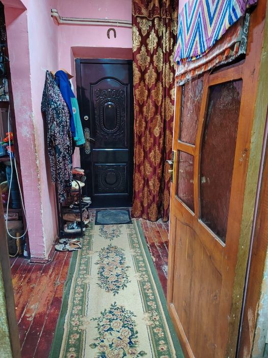 Продаю срочно квартиру без ремонта. Ориентир шохбекат базар.