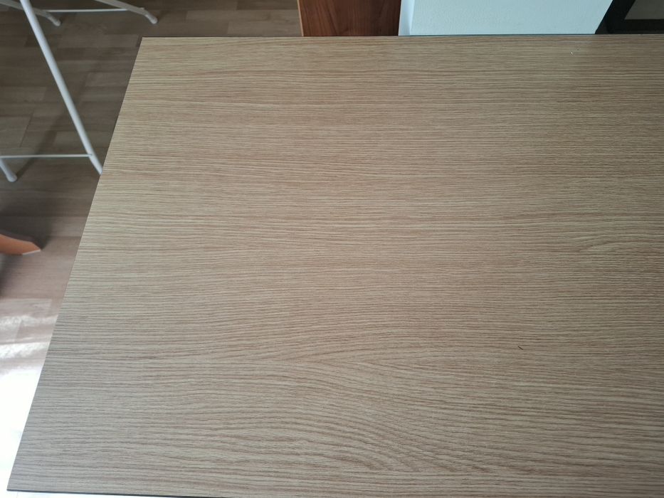 Masa de birou cu spatiu de depozitare.stare foarte buna. Din PAL.  Dimensiuni 135/60/75 cm