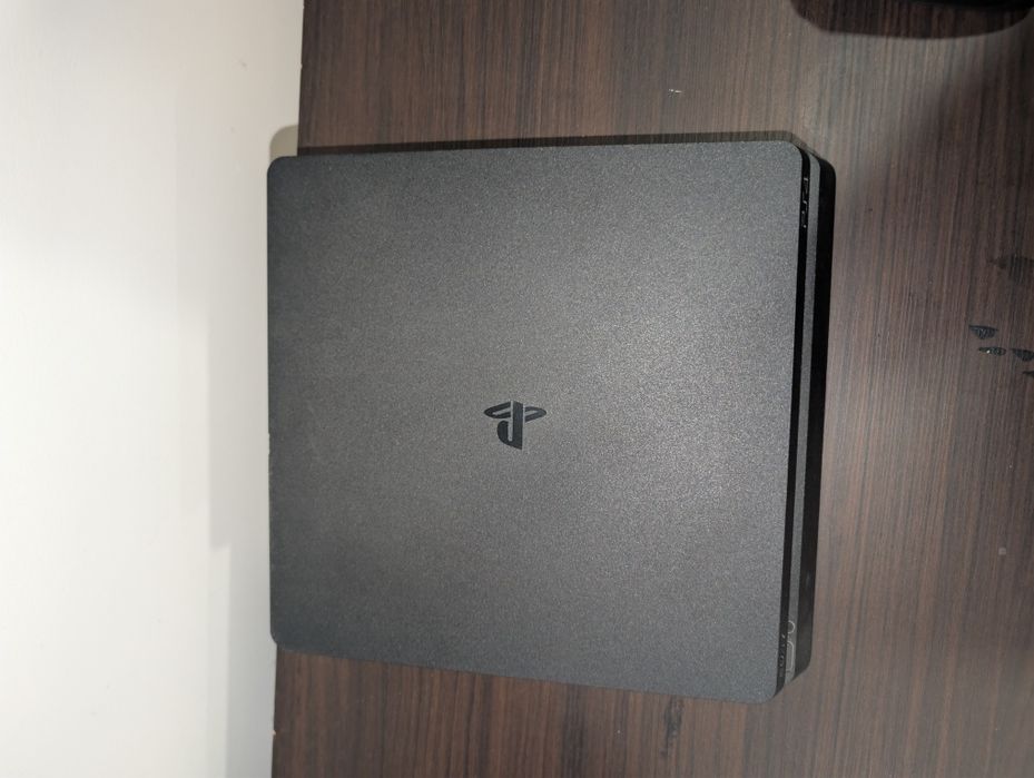 Ps 4 с 2 игри и 2 контролера