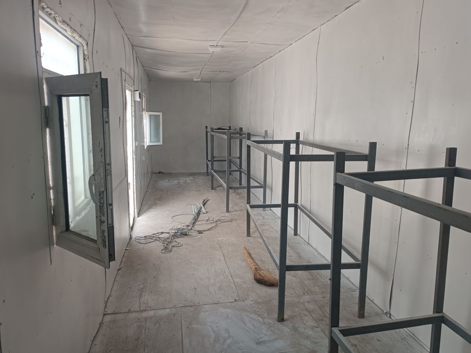 B U 12 metr konteyner krovatlari  bilan