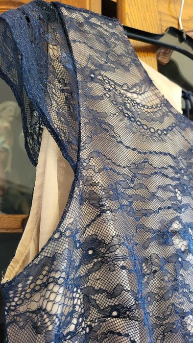 Vand rochie Yokko din dantela cu motive florale, dublata cu saten elastic nude, cu maneci scurte.
