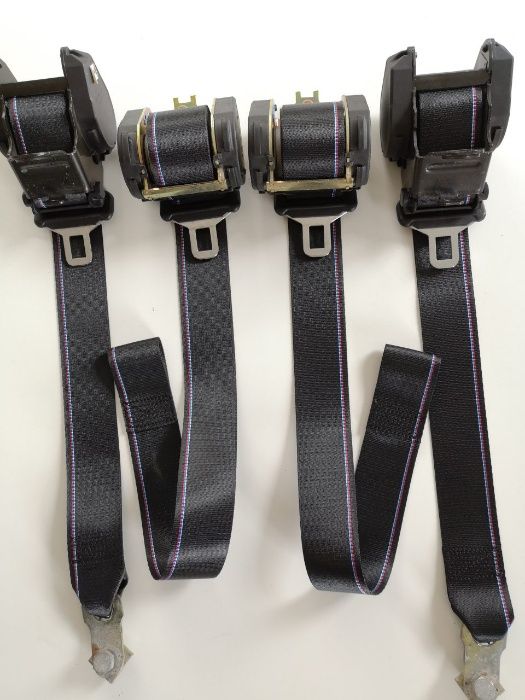 Цветни предпазни колани за кола червени сини жълти зелени автомобилни