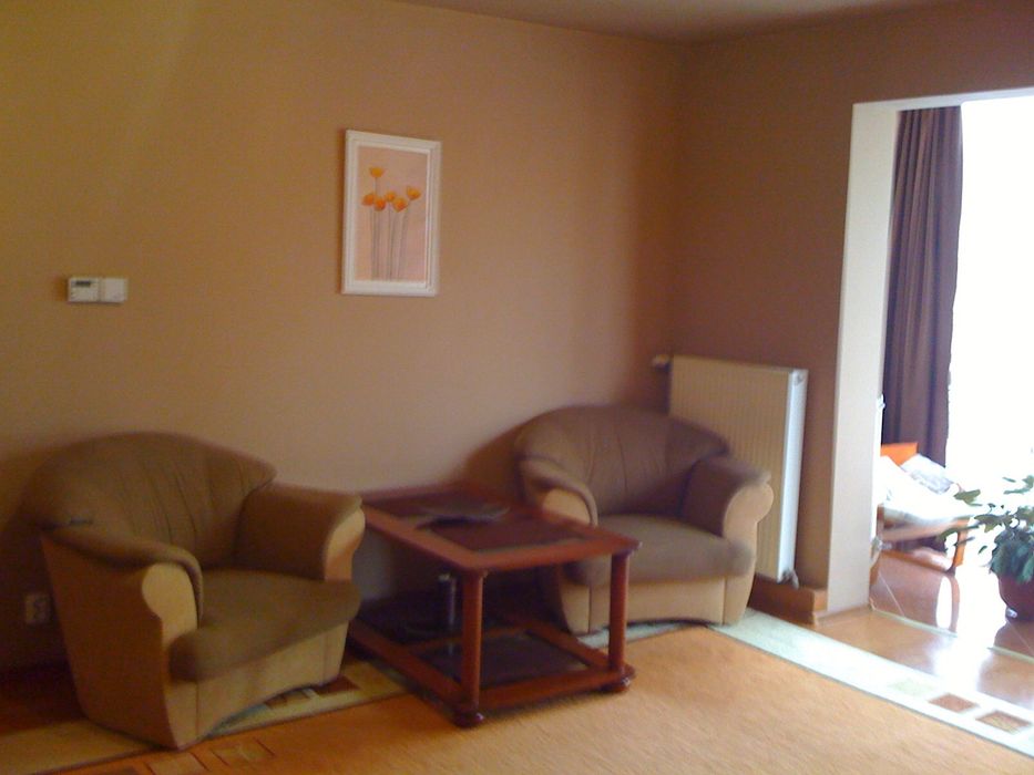 Pers. Fizica Vând apartament cu 3 camere Cetate locatie excelenta.